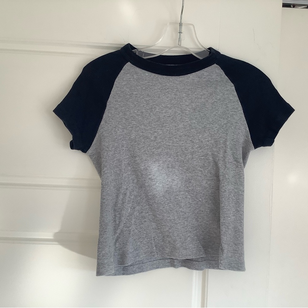 Brandy Melville Cropped Ribbed Raglan T-Shirt